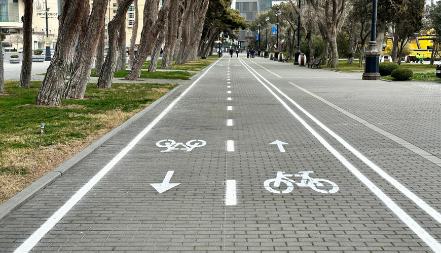 На бульваре создали дорожки для велосипедов и скутеров - ФОТО