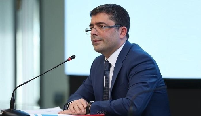 Əhməd İsmayılov: Erkən yaşda nəzarətsiz sosial şəb