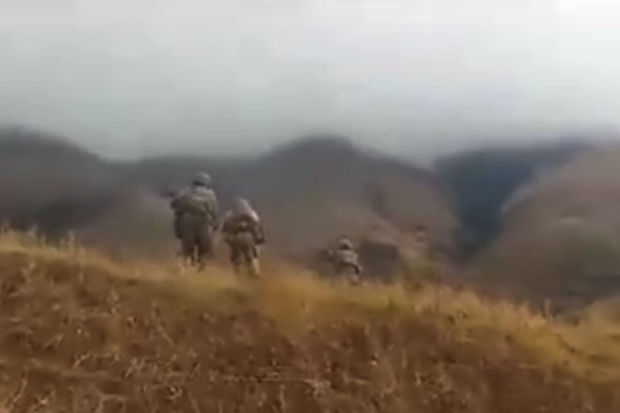 Ordumuzun qanunsuz erməni silahlı birləşmələrinin mövqelərinə hücum anı - VİDEO