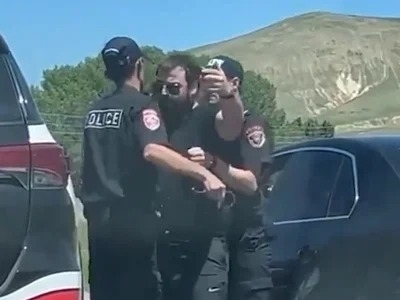 Ermənistanda nazir qardaşı polisi döymək istədi