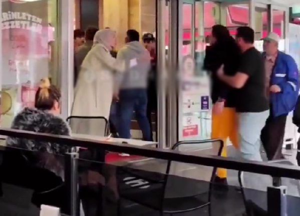 Sakaryada bir şəxs “Kahrolsun İsrail” deyərək restorana hücum etdi - VİDEO