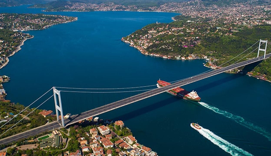 İstanbul boğazında iki gəmi toqquşub - FOTO