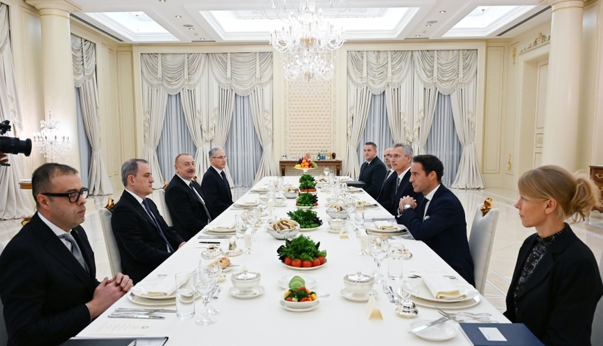 Ильхам Алиев и Столтенберг провели встречу в расширенном составе