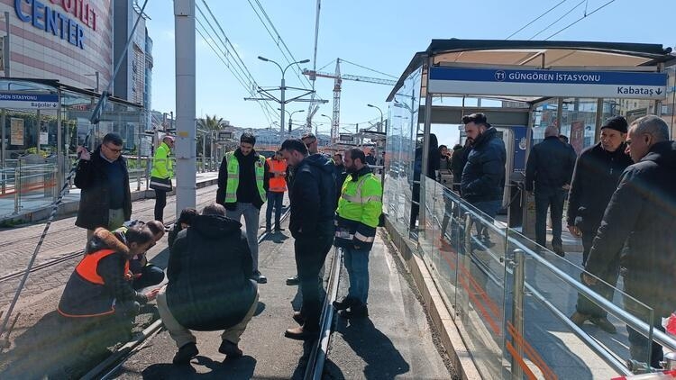 İstanbulda tramvay relsdən çıxıb