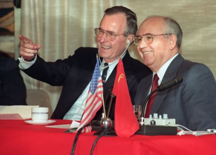 SSRİ prezidenti Qorbaçov istefasından əvvəl ABŞ prezidenti ilə nə danışıb?