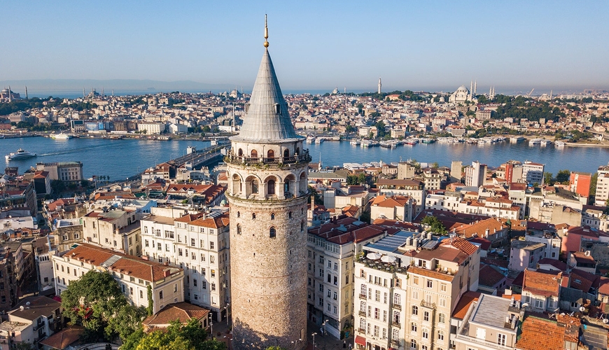 İstanbulda fırtına xəbərdarlığı edildi: Uçuşlar təxirə salındı