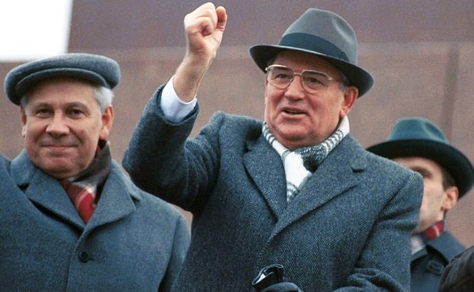Mihail-Gorbachev-na-tribune-Mavzoleya-1990-god.jpg (101 KB)