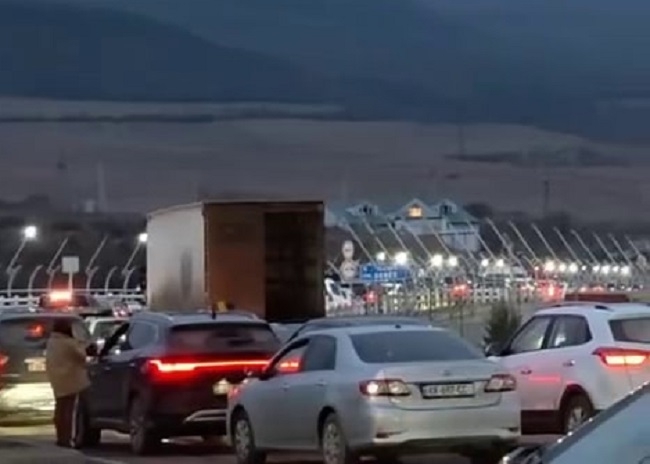 Ermənistanın dünya ilə əlaqəsi kəsildi: sərhəddə xaos, kilometrlərlə növbə