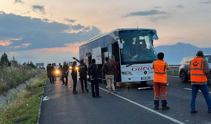 Türkiyədə yük maşını ilə avtobus toqquşub, ölənlər və yaralananlar var