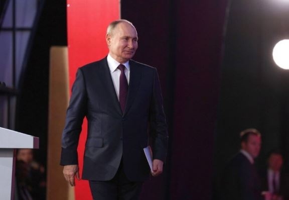 Putin “çılpaq ziyafət”ə eyham etdi