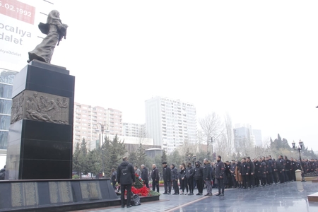 Xalq Xocalı qurbanlarını anır: “Ana harayı” abidəsinin önündən