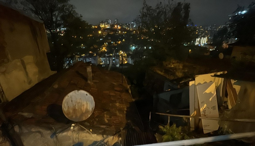 Сход оползня в Стамбуле повредил 14 домов - ФОТО