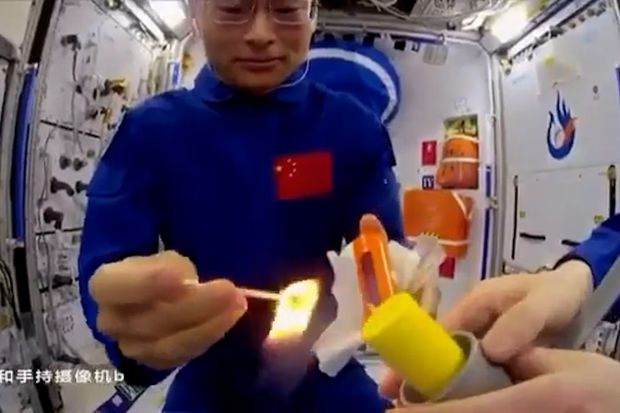 Астронавты провели запрещенный эксперимент с огнем на космической станции - ВИДЕО