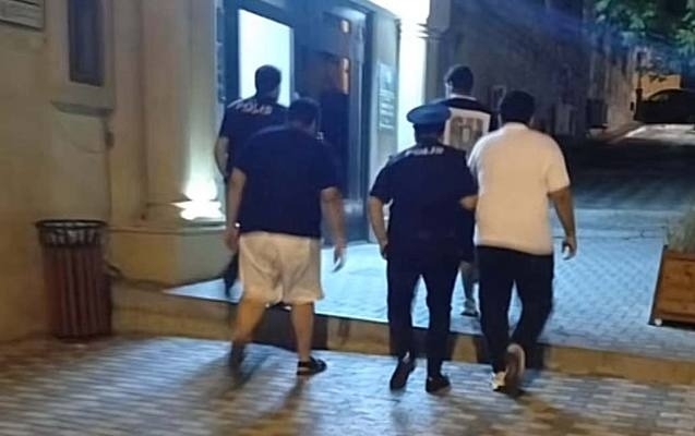 Şəhidlər xiyabanında nalayiq hərəkətlər edən Səudiyyə vətəndaşlarının məhkəməsi: “Biz bilməmişik…”