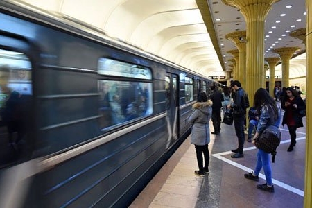 Metroda qızlara sataşan şəxs ona etiraz edən gəncin başını deşdi
