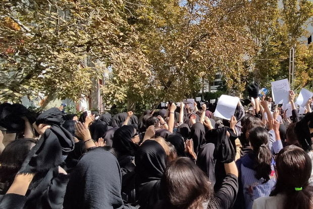 Tehranda tələbələr aksiya keçirdilər: “Əxlaqsız sənsən, azad qadın mənəm!” - VİDEO