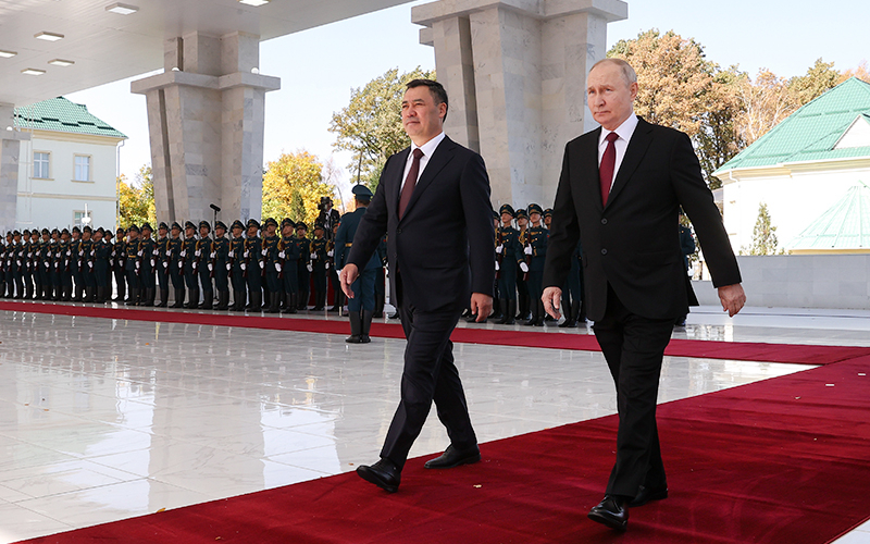 Qırğızıstan prezidentindən Putinə “kral hədiyyəsi” - telekameralara çəkmək yasaqlandı