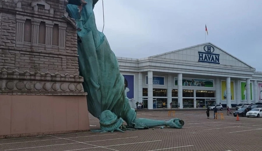 В Бразилии рухнула 35-метровая копия Статуи Свободы