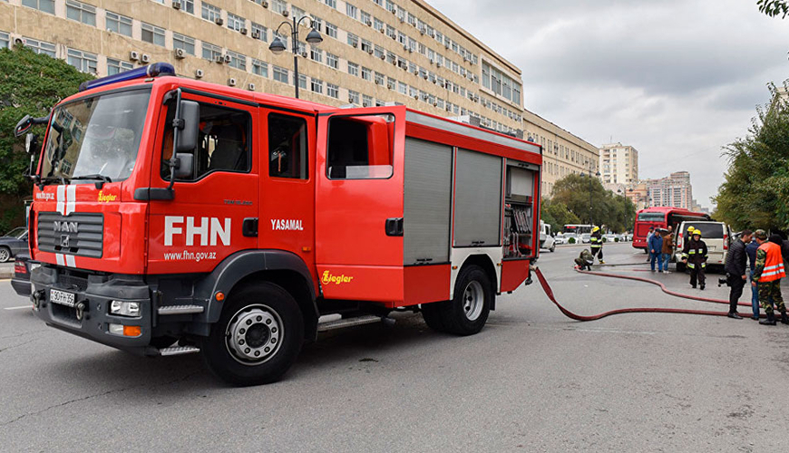 Bakıda taxta materiallar yanıb