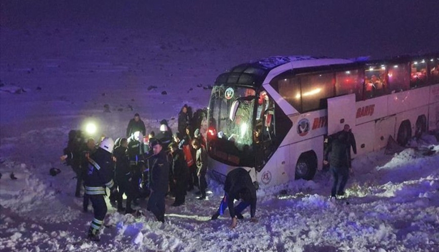 Türkiyədə sərnişin avtobusu dərəyə aşıb, 30 nəfər xəsarət alıb