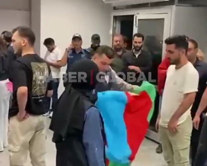 Türk polisi Azərbaycan Bayrağını azarkeşdən belə aldı - VİDEO