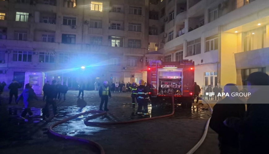 Bakıda yaşayış binası YANIR: sakinlər təxliyə edildi - VİDEO