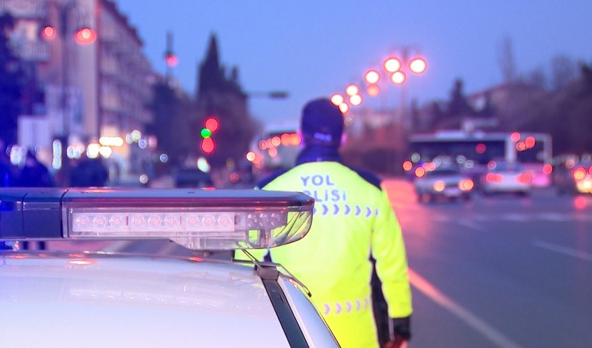 Bakıda yol polisini avtomobil vurub