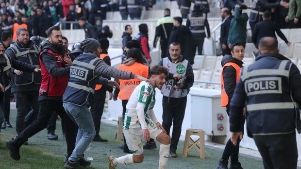 Türkiyə futbolunda OLAY: oyunçular əlbəyaxa davaya ÇIXDI - VİDEO