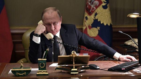 putin_telefon.jpg (30 KB)