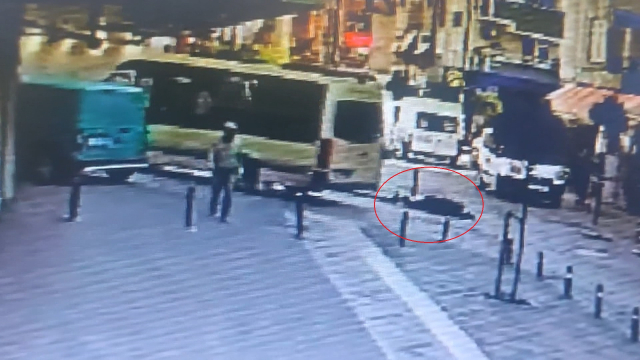 DƏHŞƏTLİ GÖRÜNTÜLƏR: Sərnişinlər qapısı açıq olan mikroavtobusdan belə yıxıldı - ANBAAN VİDEO