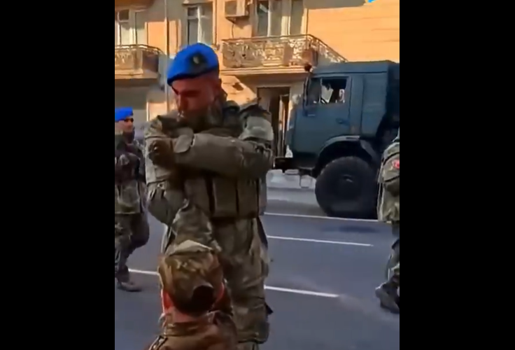 Türk komandodan Bakıda DUYĞULANDIRAN JEST - VİDEO