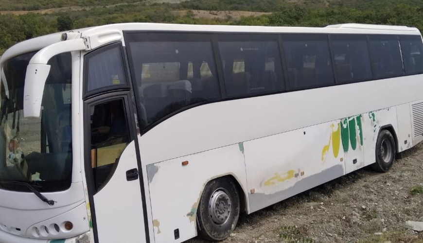 Şamaxıda turistləri aparan avtobus qəzaya uğradı: Xəsarət alanlar var - FOTO