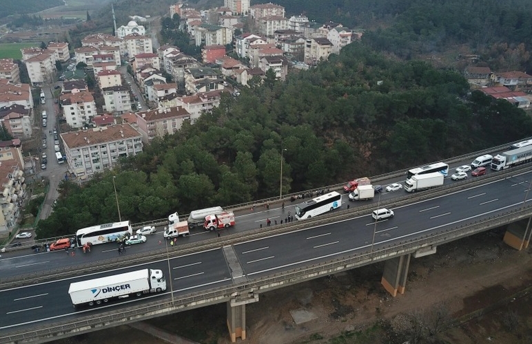 Dəhşətli zəncirvari qəza: 23 avtomobil toqquşdu - İstanbul yolu bağlandı