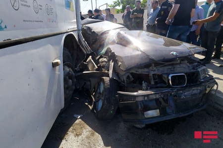 Bakıda avtobus BMW ilə toqquşub, xəsarət alanlar var - FOTO