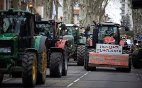 Fransada fermerlər əsas magistralları bloklayıb: Hökumət dialoq çağırışı edib