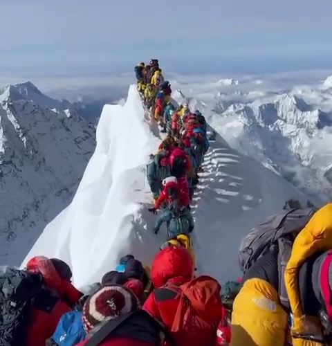 Belə də olur: Everestin zirvəsində alpinistlərin tıxacları yarandı - VİDEO
