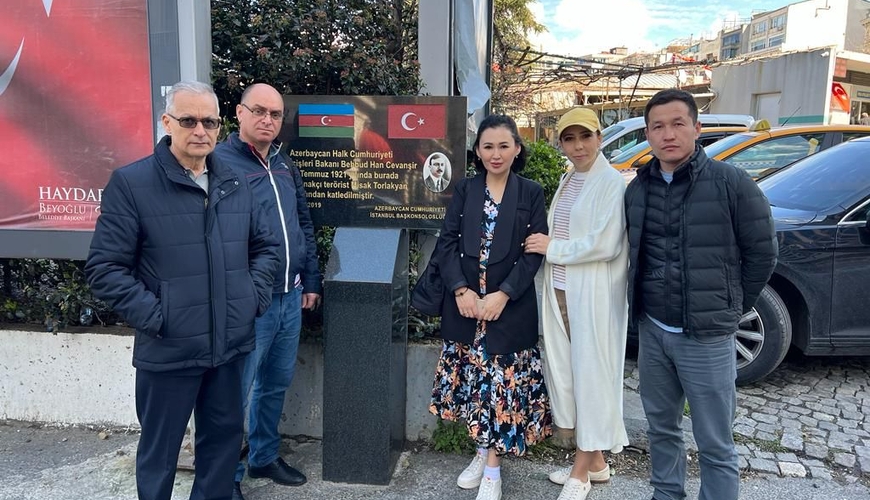 Türk dövlətlərinin media nümayəndələri Cümhuriyyət nazirinin abidəsini ziyarət etdilər - fotolar