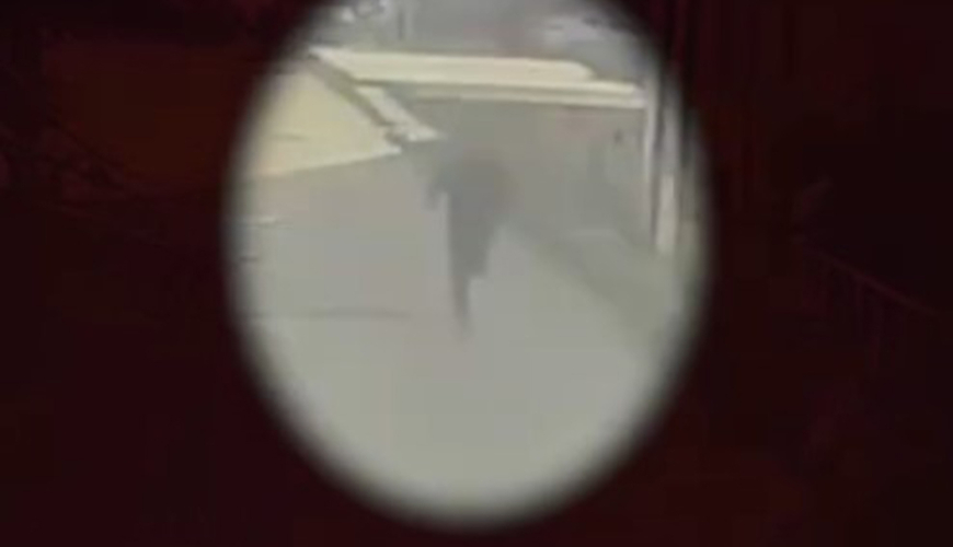Avtobusda sürücünün telefonunu götürüb qaçdı- Video