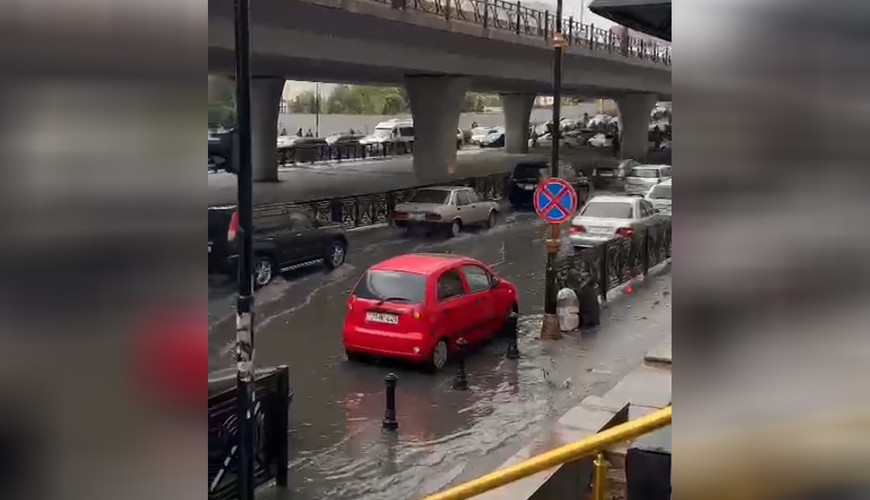 Bakıda yağış yağdı, 3-cü mikrorayon dairəsini su basdı - VİDEO