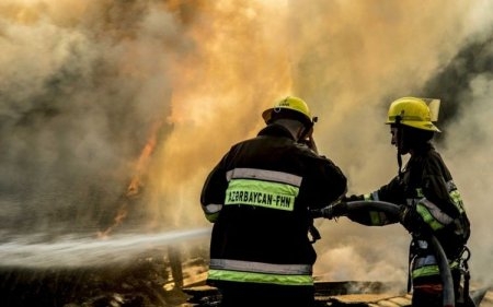 Sabunçuda bir-birinə bitişik evlərdə yanğın olub