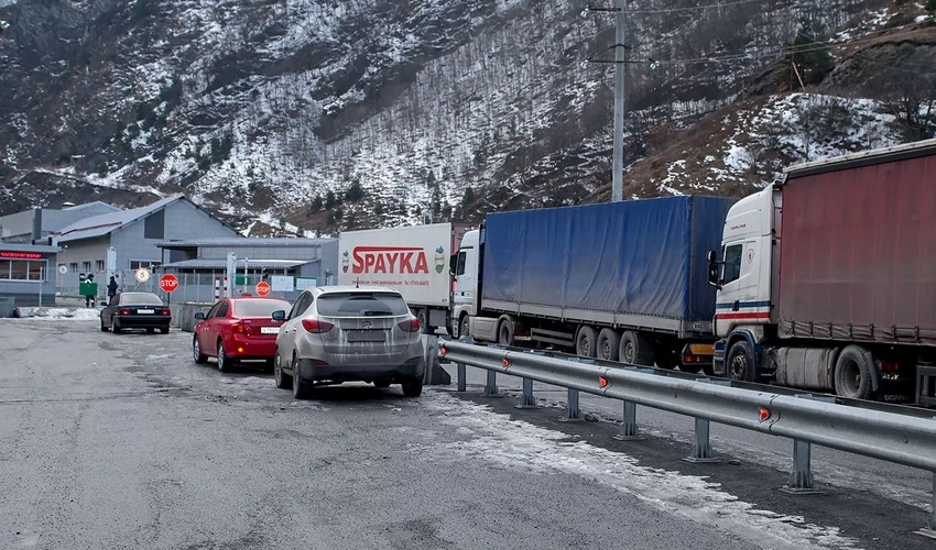 Ermənistanda nəqliyyatın hərəkəti iflic oldu - Lars yolu bağlandı