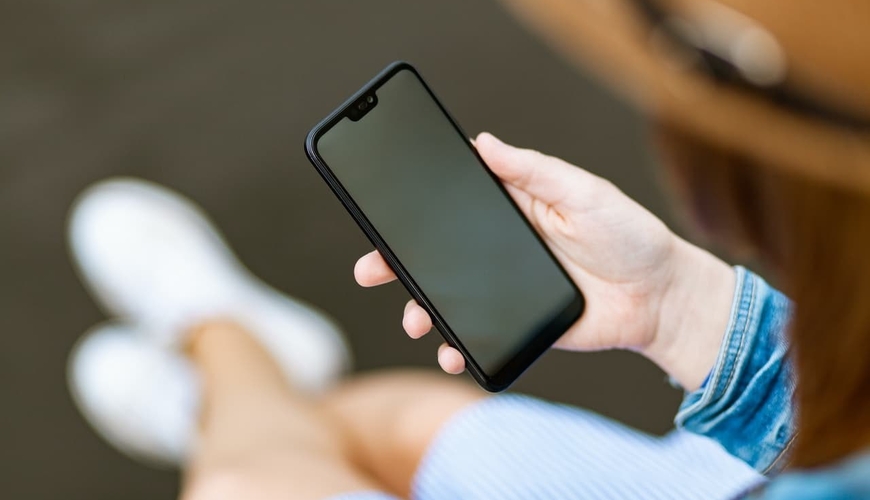 Telefonu bir əllə idarə etmək əli sıradan çıxarır – həkimdən xəbərdarlıq