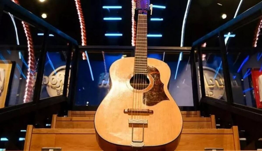 Con Lennonun gitarası 2.9 milyon dollara satıldı