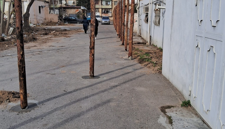 Naməlum tikinti şirkəti Bakıxanovda 3 binanın yolunu bağladı 