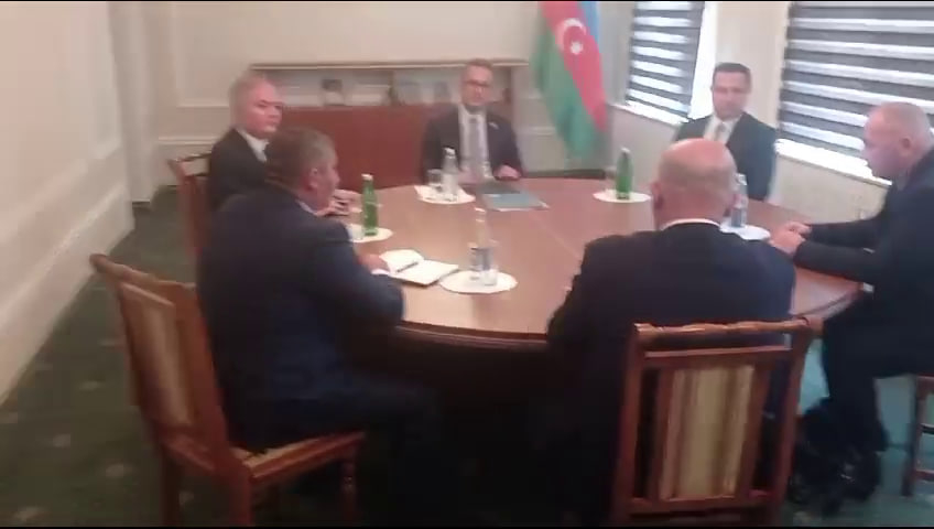 Danışıqlar BAŞLADI - Masada rus bayrağı YOXDUR- VİDEO