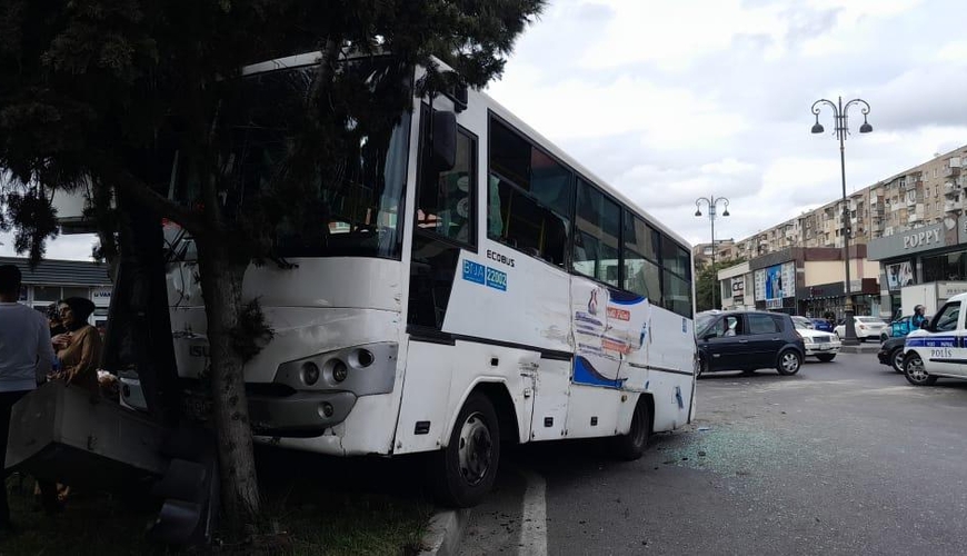 Bakıda sərnişin avtobusu ilə yük maşını toqquşub, yaralananlar var