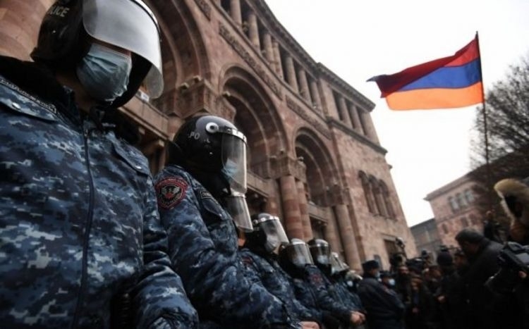 Ermənistan polisi parlament qarşısında xüsusi texnika daşıyır