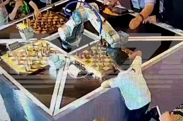 Azyaşlı şahmatçının barmağını sındıran robot cəzalandırıldı - VİDEO