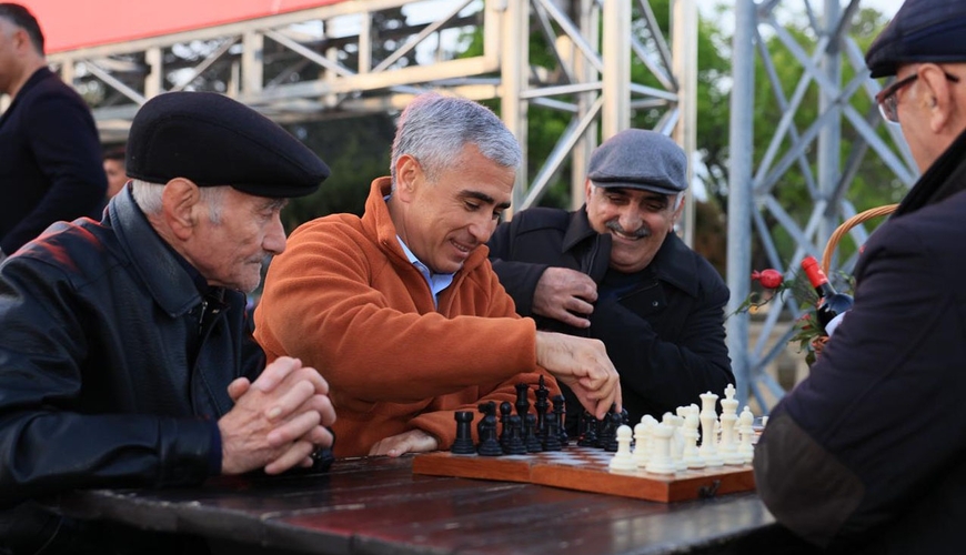 Anar Ələkbərov bulvarda təqaüdçülərlə şahmat oynadı - FOTOLAR
