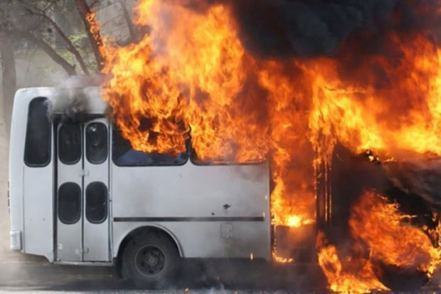 Bakıda marşrut avtobusu yandı